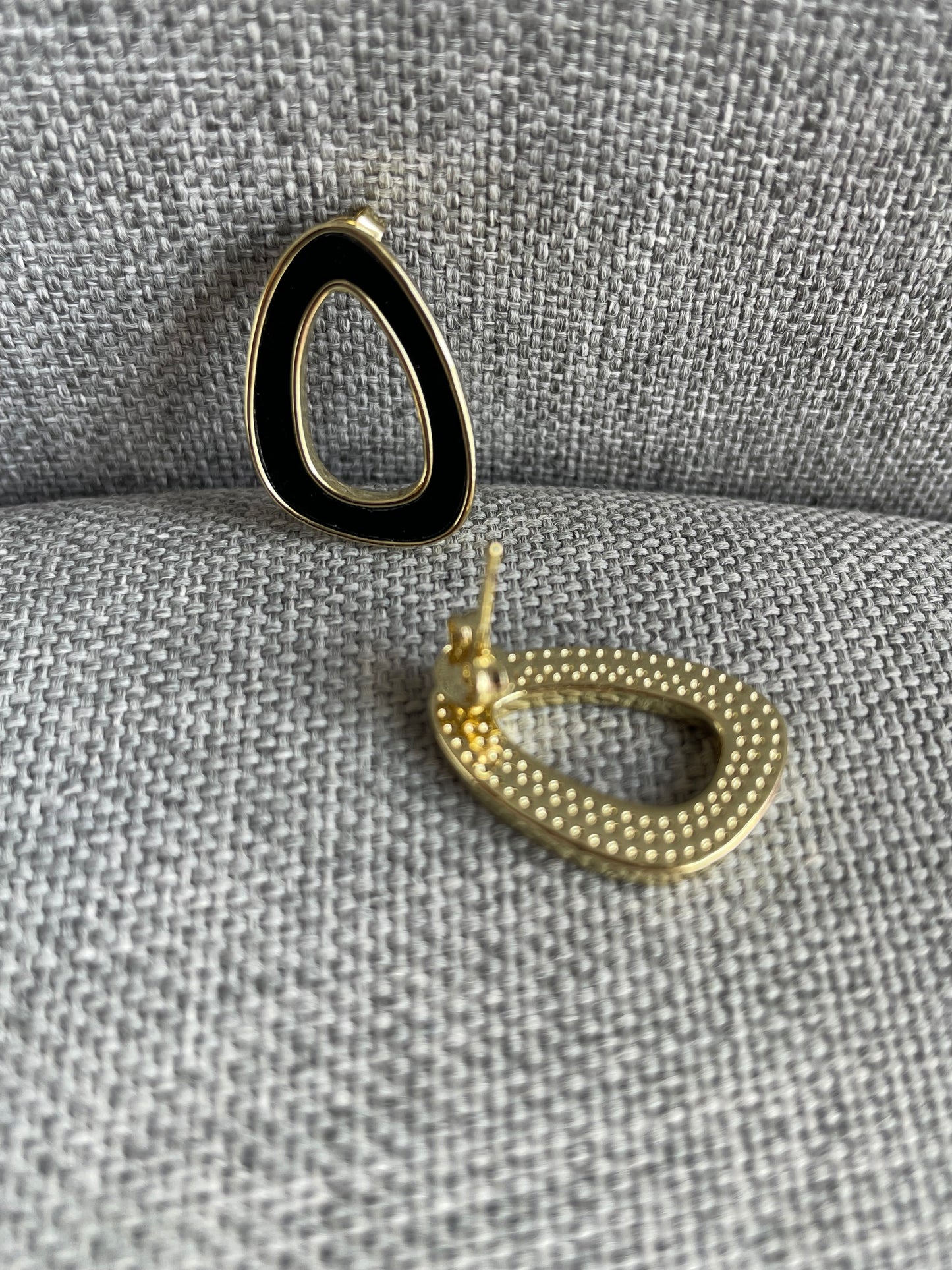 Arete ovalado negro oro laminado premium
