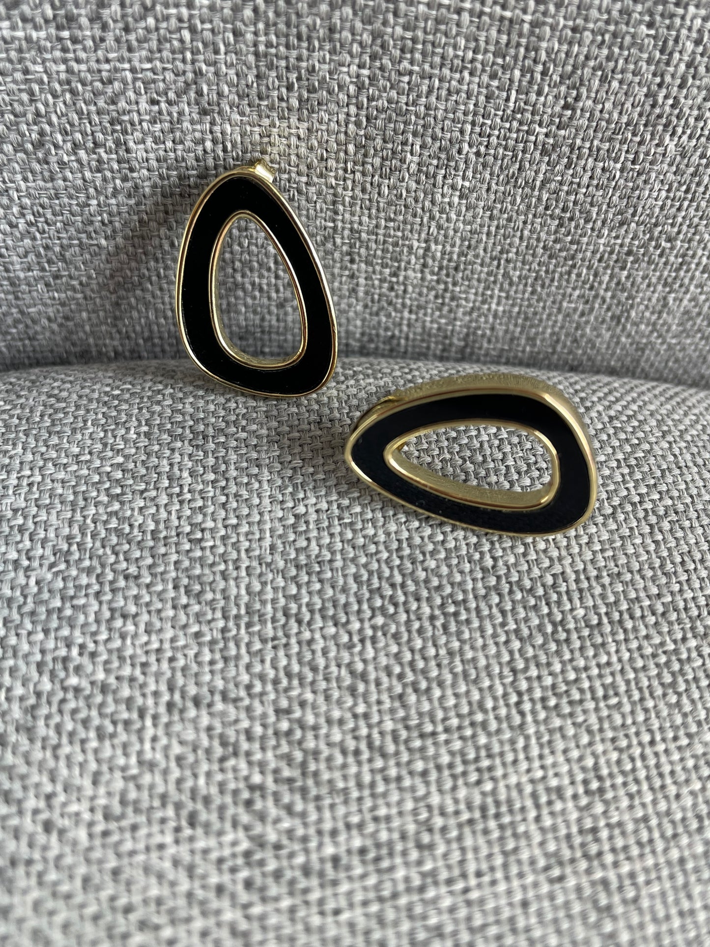 Arete ovalado negro oro laminado premium
